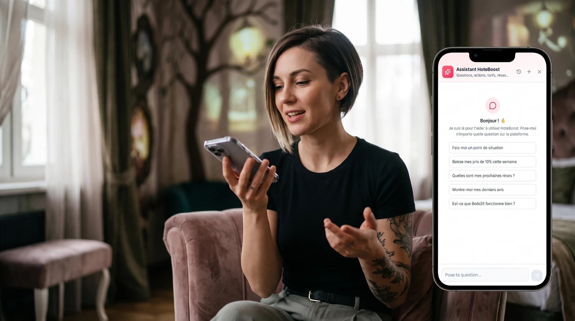 Une hôtesse pose sa question à voix haute, l'assistant répond sur son téléphone