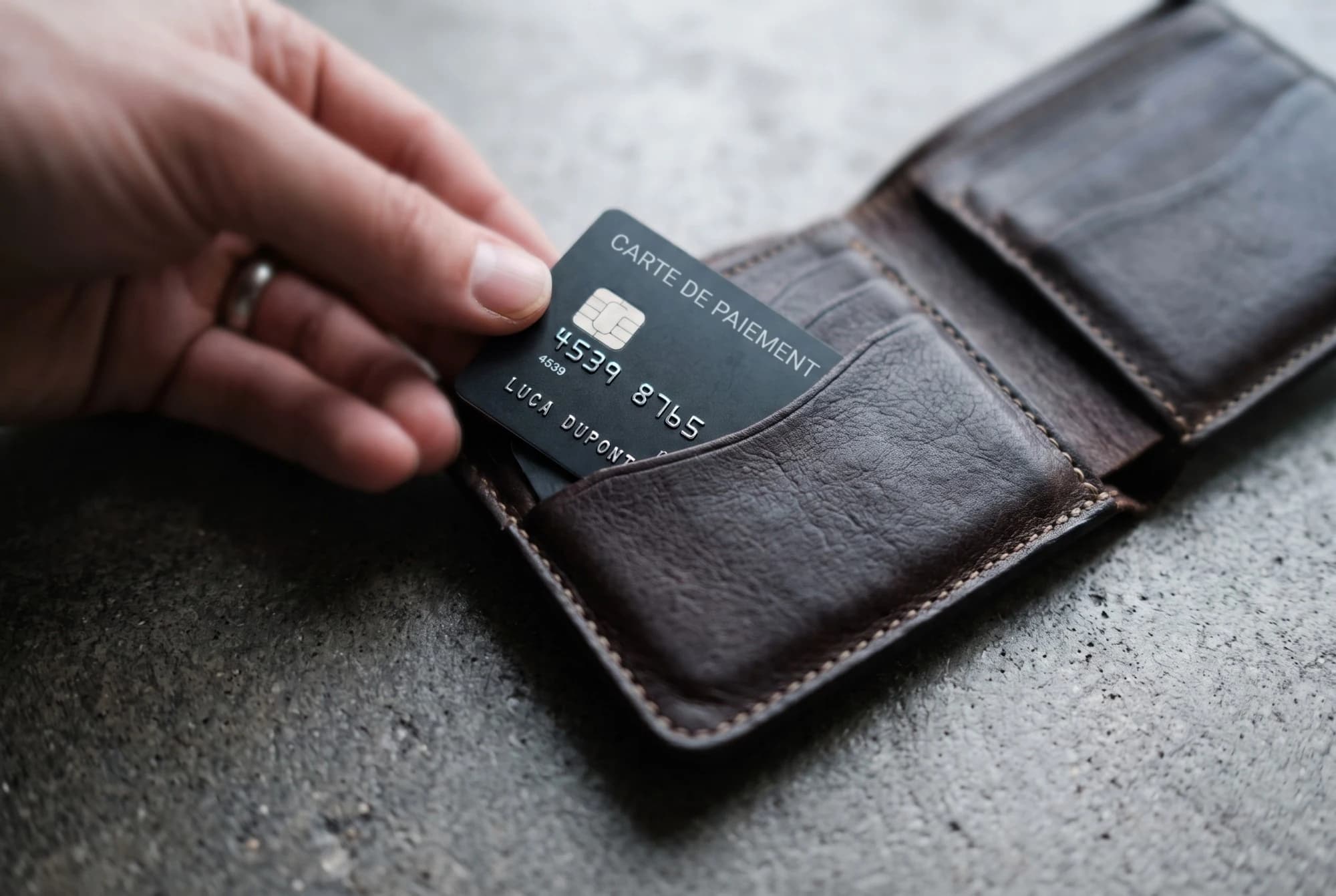 Une carte bancaire replacée dans un portefeuille, rien n'a été prélevé