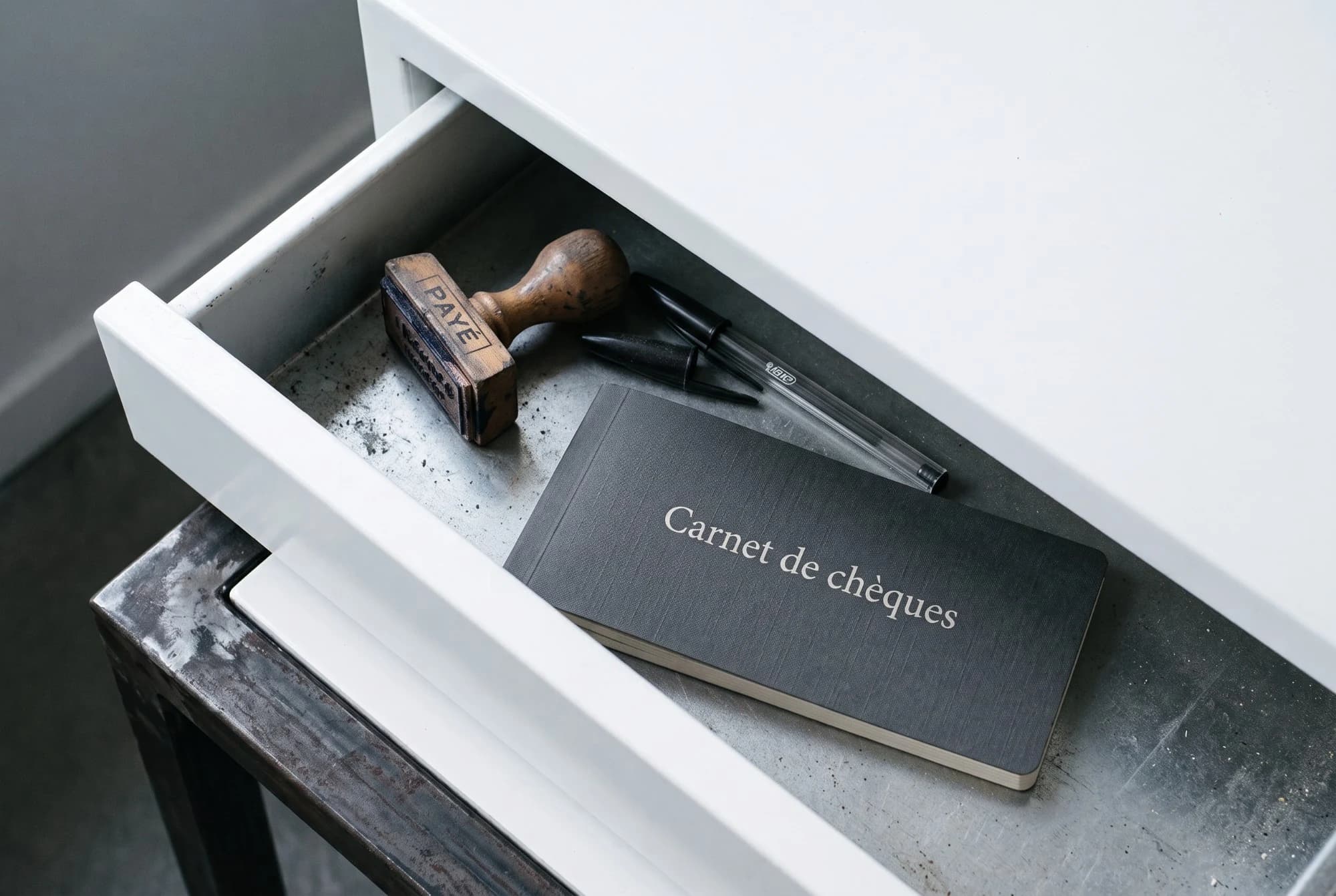 Carnet de chèques et tampon oubliés au fond d'un tiroir