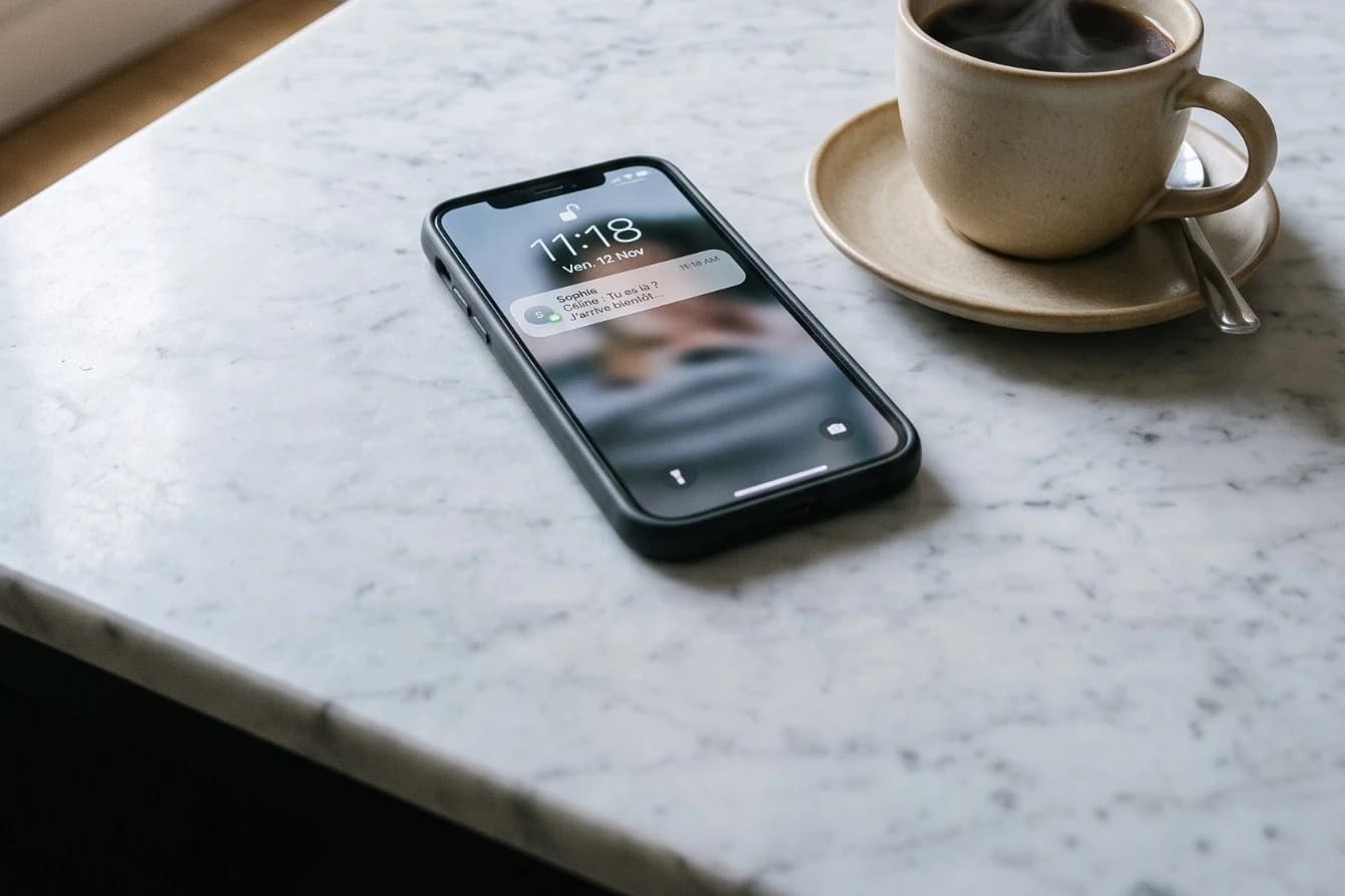 Un téléphone posé et un café encore chaud : le temps de relire avant l'envoi