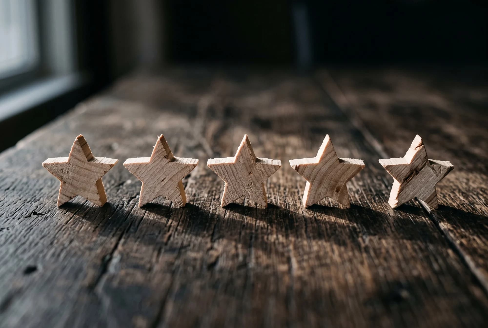 Cinq étoiles en bois alignées sur une table